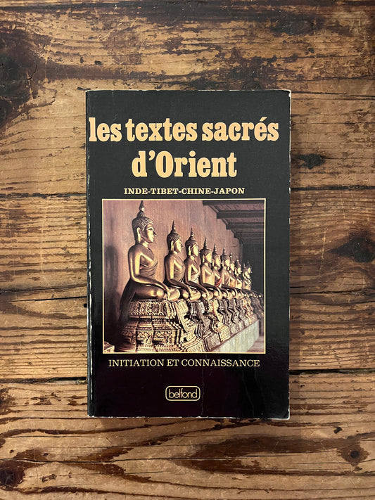 photo de la couverture du livre "les textes sacrés d'orient" sur fond de bois