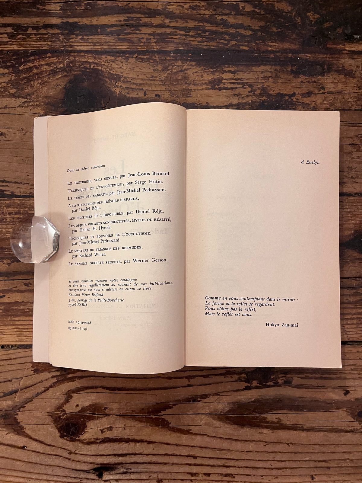 photo de la deuxieme page de titre du livre "les textes sacrés d'orient" sur fond de bois