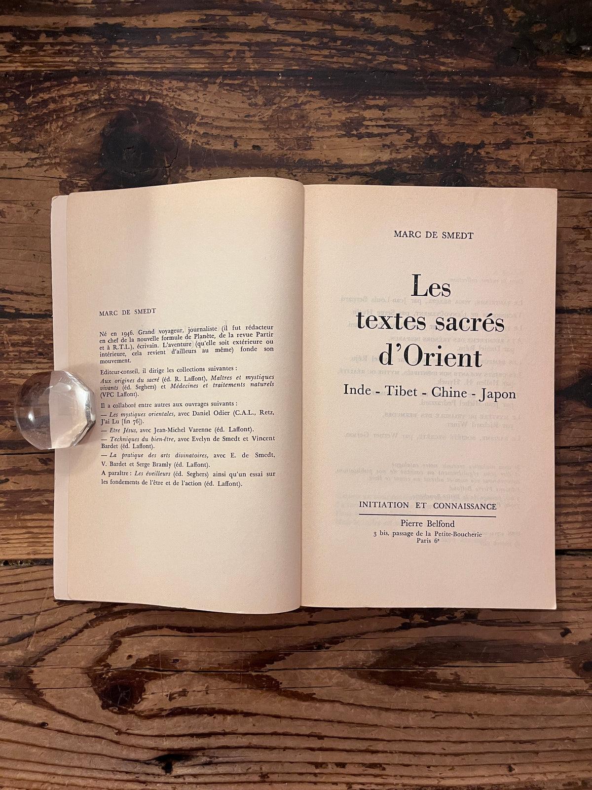 photo de la page de titre du livre "les textes sacres d'orient" sur fond de bois