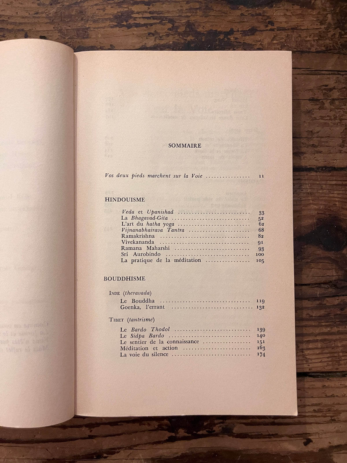 photo du contenu du livre "les textes sacrés d'orient" sur fond de bois