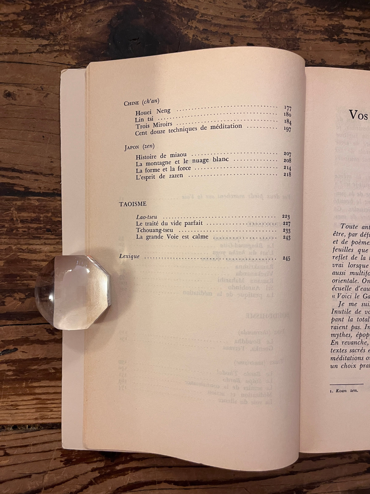 photo du contenu du livre "les textes sacres d'orient" sur fond de bois