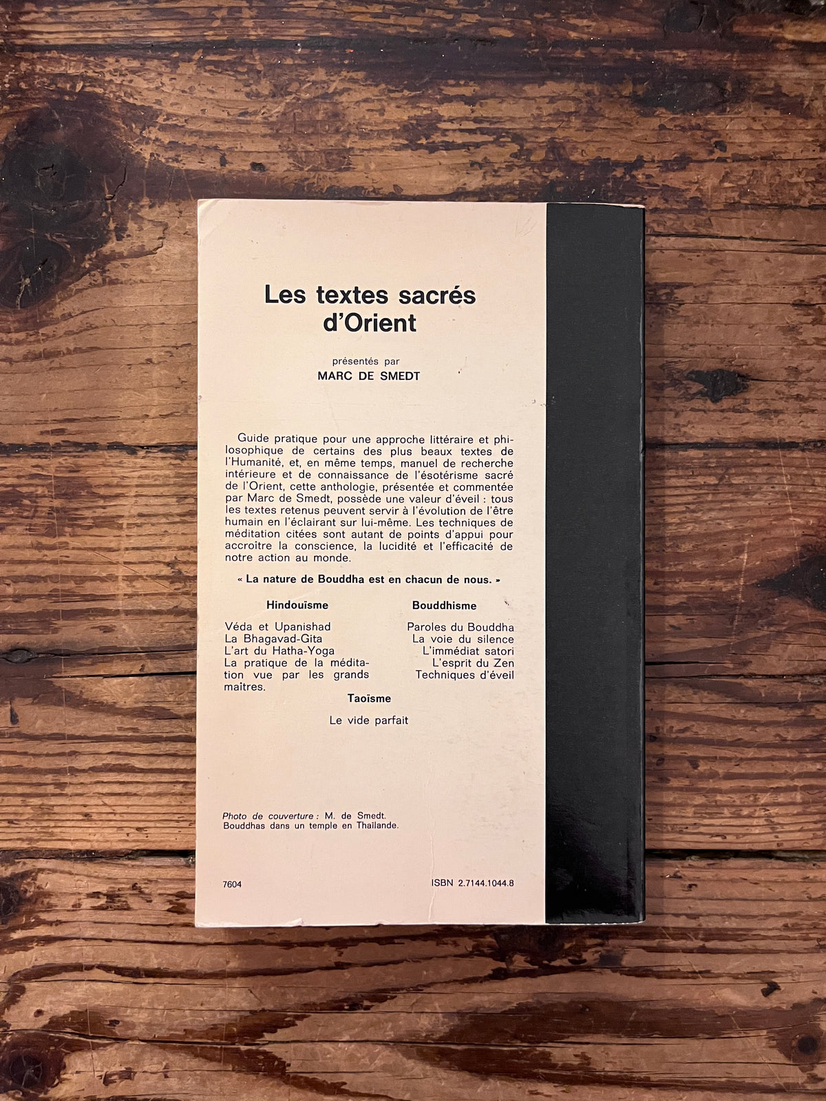 photo de la quatrieme de couverture du livre "les textes sacres d'orient" sur fond de bois