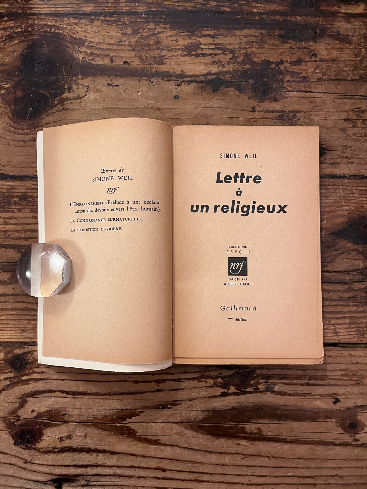 photo de la page de titre du livre "lettre a un religieux"sur fond de bois