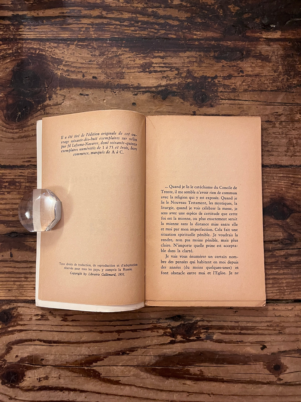 photo de la premiere page du texte du livre "lettre a un religieu" sur fond de bois