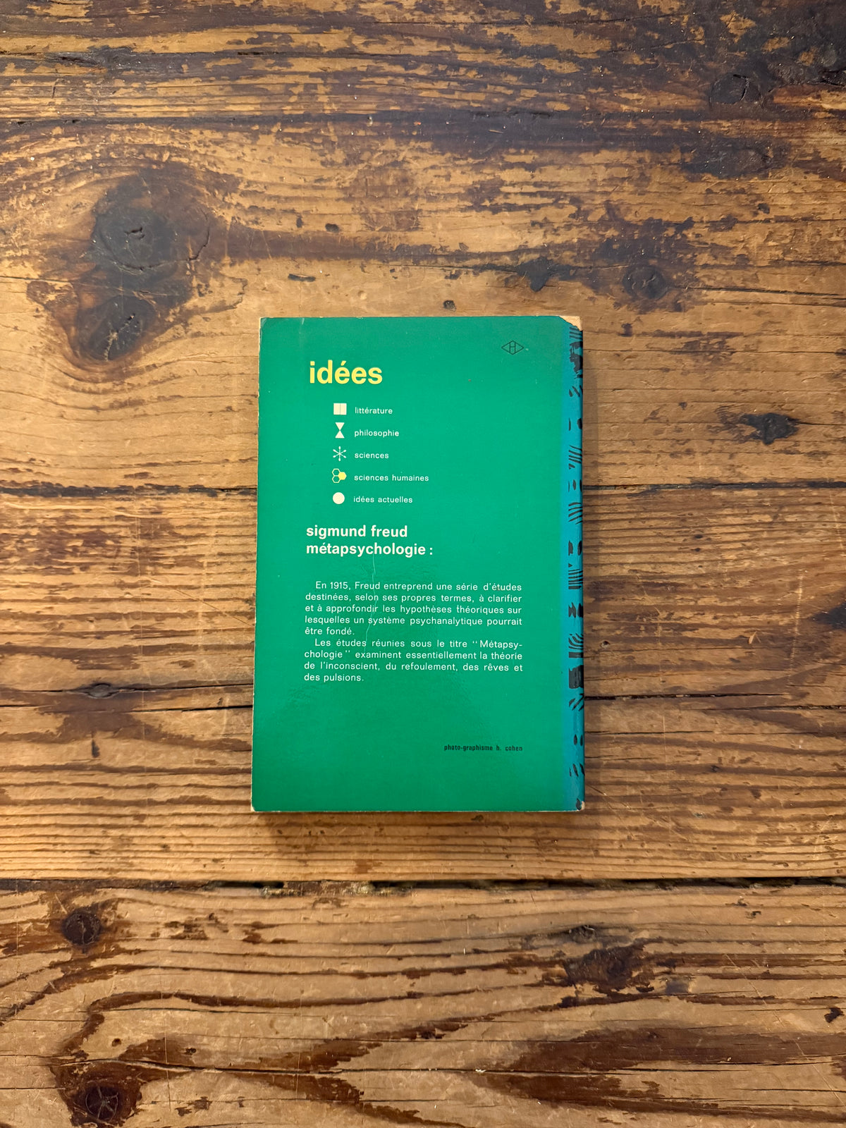 photo de la couverture du livre "metapsychologie" sur fond de bois