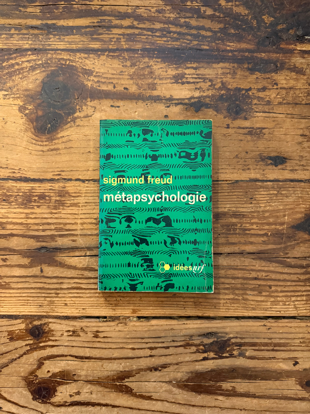 photo de la couverture du livre " metapsychologie" sur fond de bois
