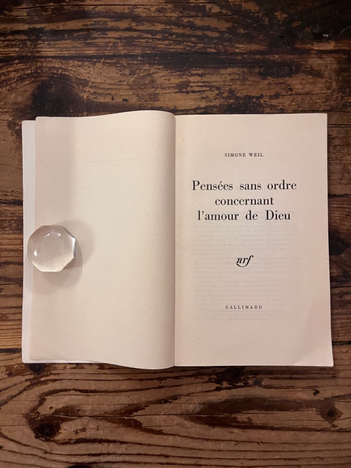 photo de la page de titre du livre "pensees sans ordre concernant l'amour de Dieu"sur fond de bois
