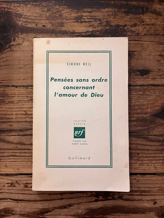 photo de la couverture du livre "pensées sans ordre concernant l'amour de Dieu" sur fond de bois