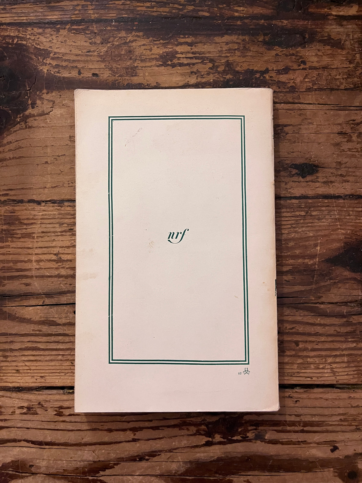 photo de la quatrieme de  couverture du livre "pensees sans ordre concernant l'amour de Dieu"sur fond de bois