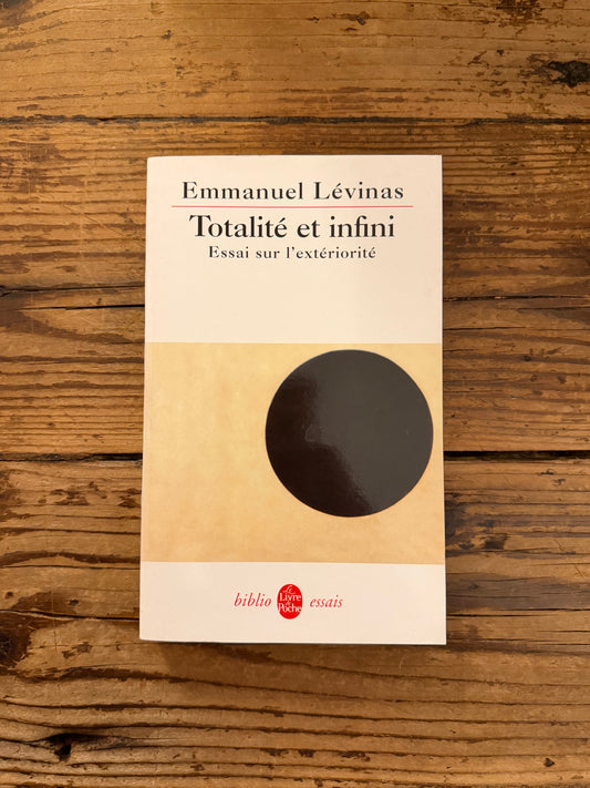 photo de la couverture du livre "totalite et infini" sur fond de bois
