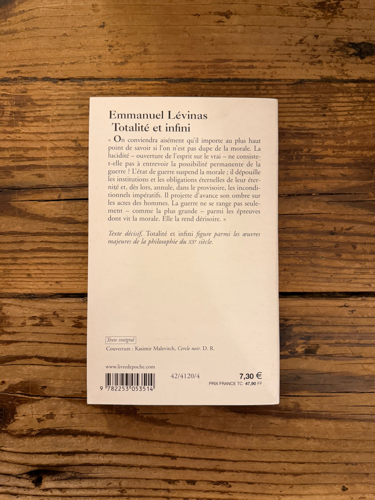 photo de la couverture du livre "totalite et infini" sur fond de bois