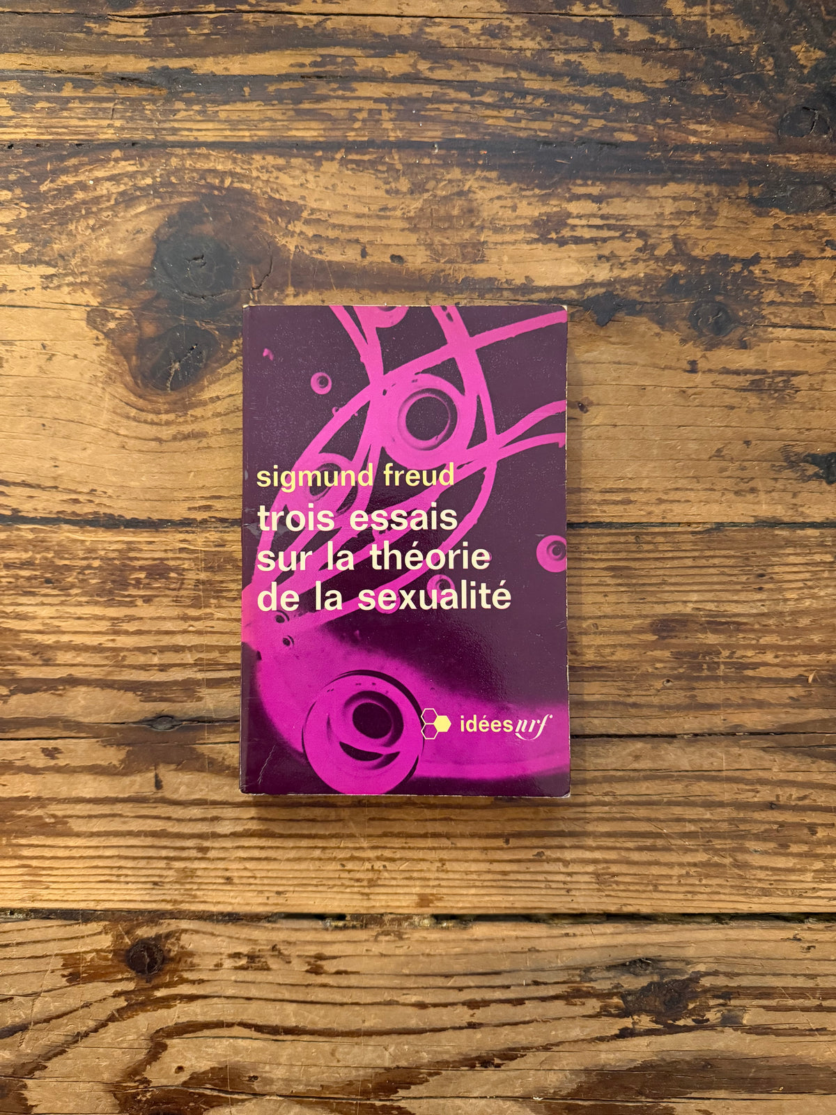 photo de la couverture du libre "trois essais sur la theorie de la sexualite" sur fond de bois