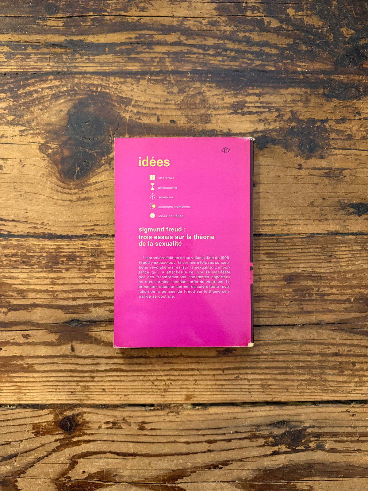photo de la couverture du livre "trois essais sur la theorie de la sexualité" sur fond de bois