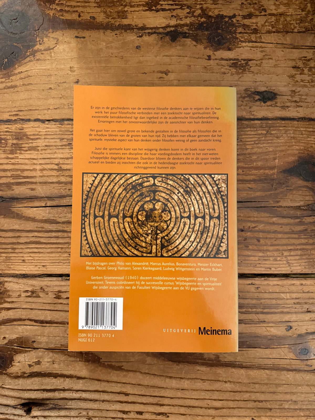 foto va de omslag van het boek "tussen de regels van de filosofie" op houten achtergrond 